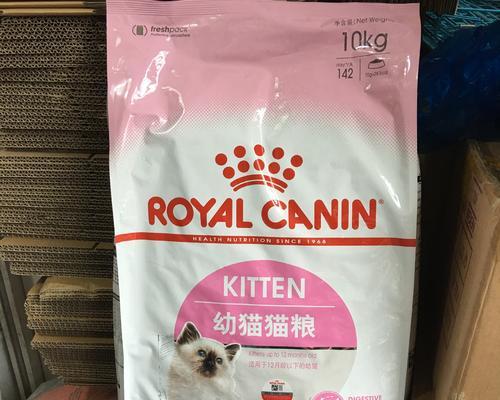 猫吐粉红色物质是猫粮问题吗?